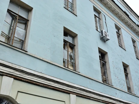 Природничий музей збирає кошти на заміну унікальних вікон, які вибило під час атаки на Київ