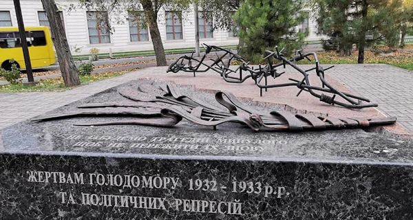 В оккупированном Мариуполе демонтировали памятник жертвам Голодомора