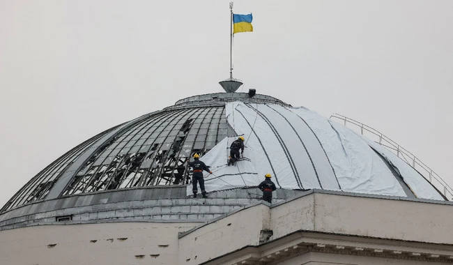 Крыша исторического здания, пострадавшего после ракетного удара России по Киеву