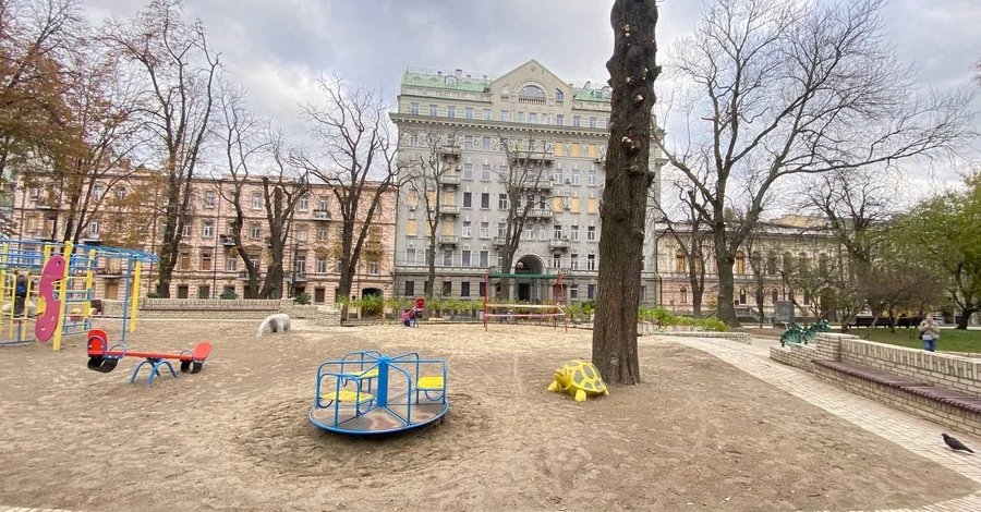 У парку Шевченка в Києві засипали вирву, яка утворилася від удару російської ракети
