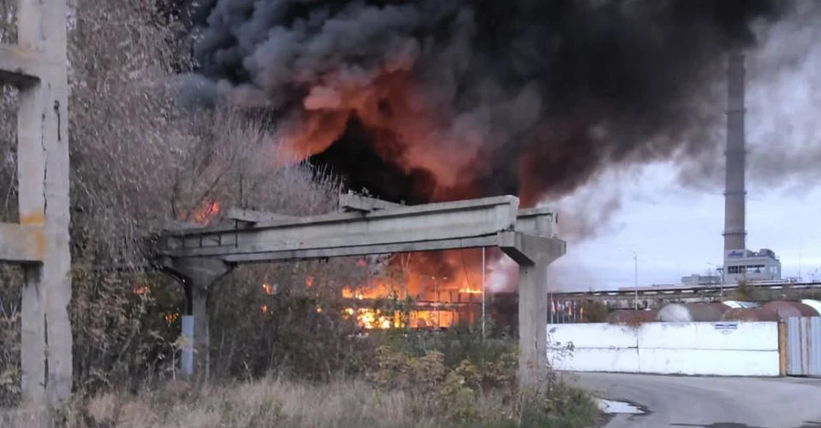 Під російським Бєлгородом пролунали вибухи - горить завод