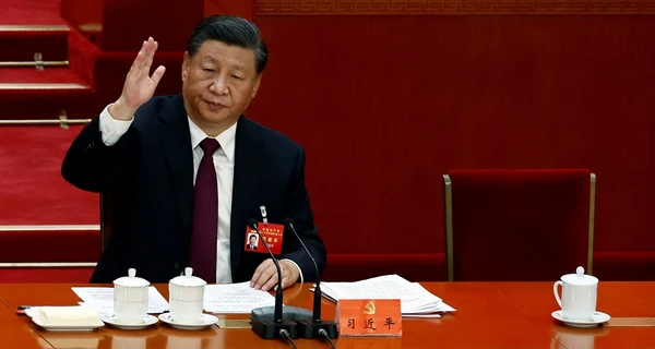 Компартия Китая поддержала Си Цзиньпина, а его предшественника - вывели с трибуны