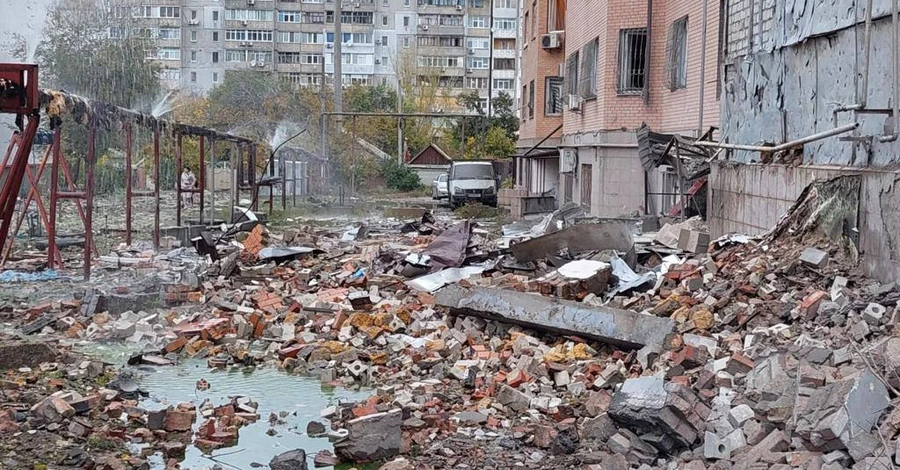 Росіяни потрапили ракетою у багатоповерхівку у Миколаєві, є постраждалі