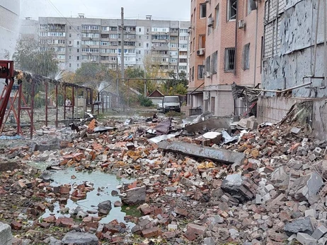 Росіяни потрапили ракетою у багатоповерхівку у Миколаєві, є постраждалі