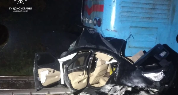Под Львовом пассажирский поезд раздавил BMW, погибли два человека