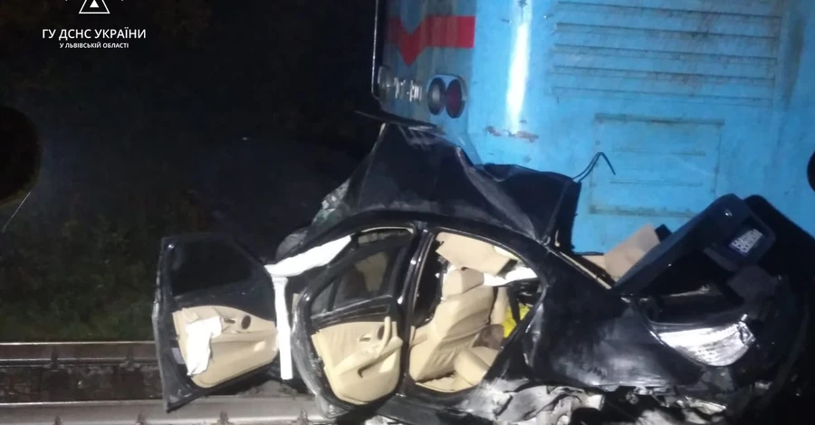 Под Львовом пассажирский поезд раздавил BMW, погибли два человека