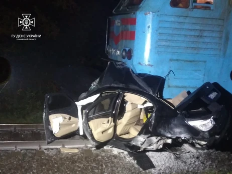 Під Львовом пасажирський потяг розчавив BMW, загинули двоє людей