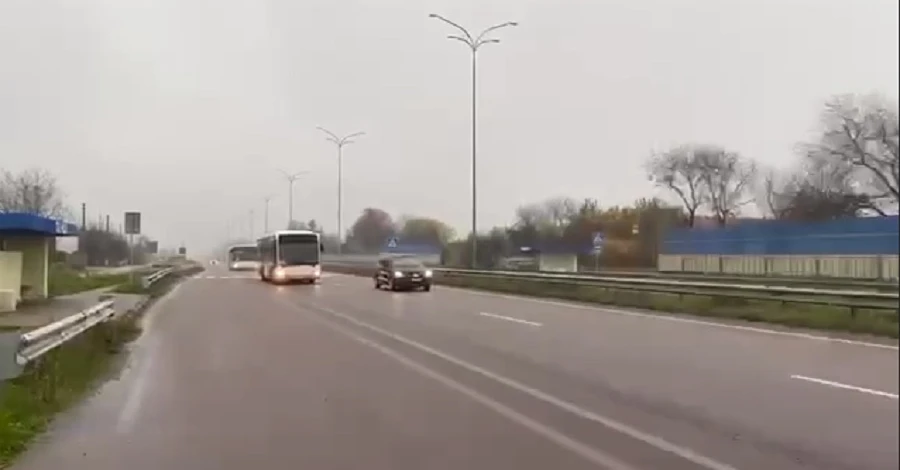 Ровенщина подарила 5 автобусов Днепру, где россияне уничтожили городской автопарк