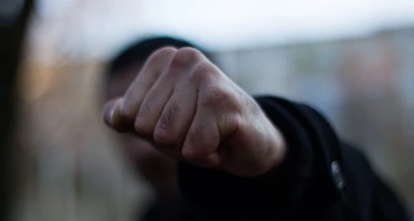 У Дніпрі група хлопців побила гей-пару, яка обіймалася у кафе