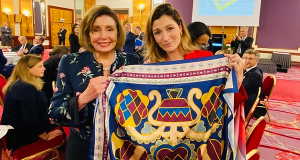 Нэнси Пелоси на Крымской платформе подарили крымскотатарский платок
