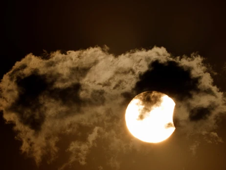 Фотографы показали уникальные кадры солнечного затмения из разных стран мира