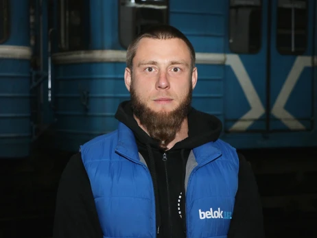 Днепровский силач установил рекорды Украины и Гиннеса, протянув на шее вагон метро