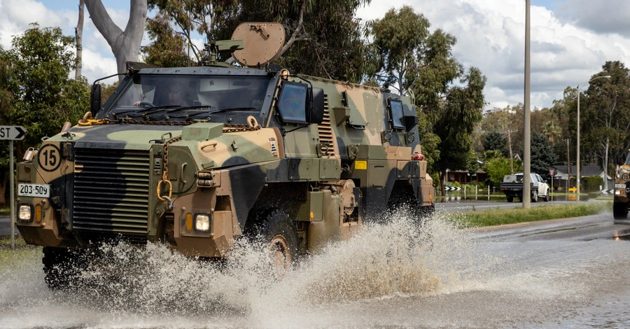 Австралія направить Україні ще 30 бронемашин Bushmaster та інструкторів для навчання