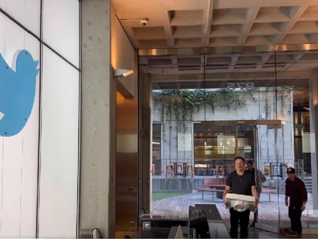 Відео дня: Ілон Маск увійшов до штаб-квартири Twitter з раковиною в руках