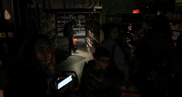Работают в темноте и без интернета: как бизнес приспосабливается к блэкауту