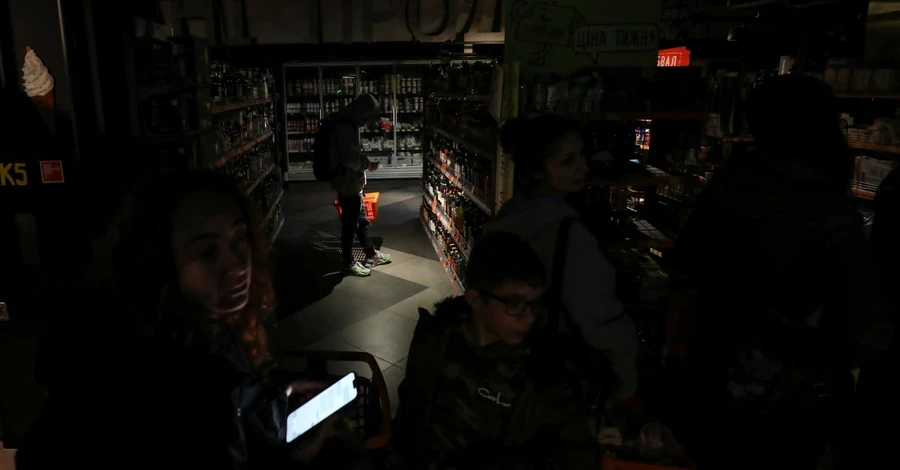 Работают в темноте и без интернета: как бизнес приспосабливается к блэкауту