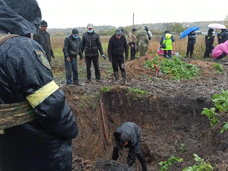 На Харьковщине нашли могилу на 17 тел, которую россияне запретили обозначить