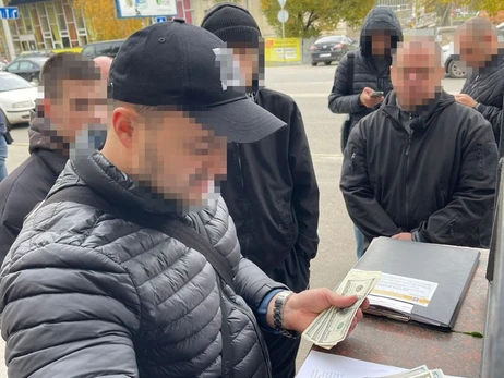 У Кіровоградській області затримали на хабарі чиновника, який був у змові з екстрасенсом