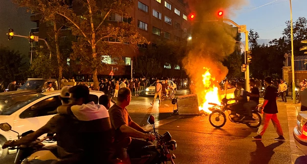 В Ірані посилилися протести: десятки тисяч людей вийшли на вулиці
