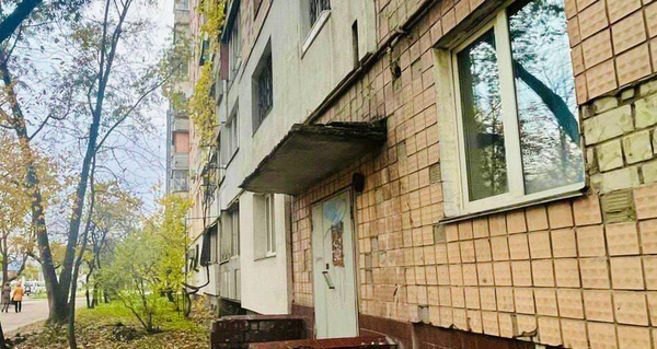 На Київщині дворічний хлопчик випав із вікна третього поверху