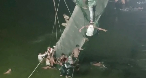 В Індії 60 людей загинули після обвалення пішохідного мосту