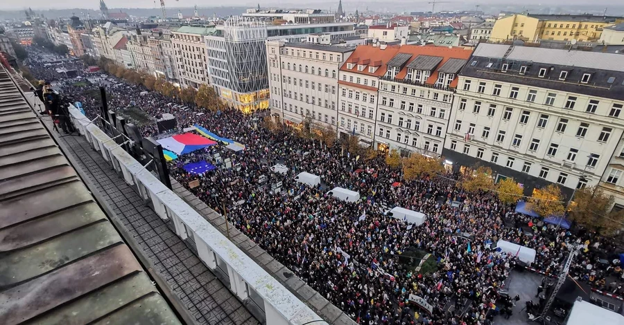 В Праге прошел многотысячный митинг, к людям обратилась Елена Зеленская