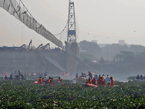 Число погибших в результате обрушения моста в Индии увеличилось до 132