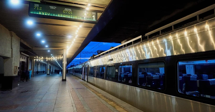 Удари по інфраструктурі: «Укрзалізниця» повідомила про затримку низки потягів