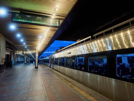 Удари по інфраструктурі: «Укрзалізниця» повідомила про затримку низки потягів