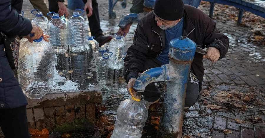 У Києві воду повернули жителям лівого берегу, а світло - Троєщини та Подолу