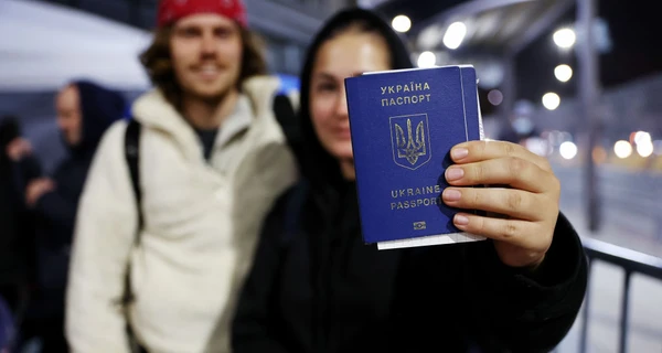 Украинцы за границей смогут продлить срок действия паспорта бесплатно в день подачи заявки