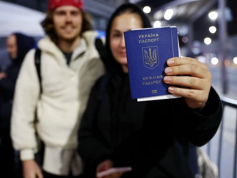 Українці за кордоном зможуть продовжити термін дії паспорта безкоштовно в день подачі заявки