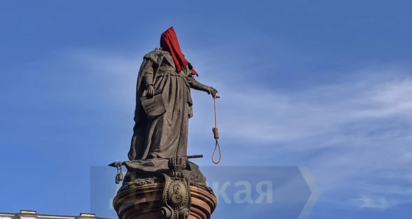 Пам'ятник Катерині ІІ в Одесі “прикрасили” ковпаком ката та зашморгом (оновлено)