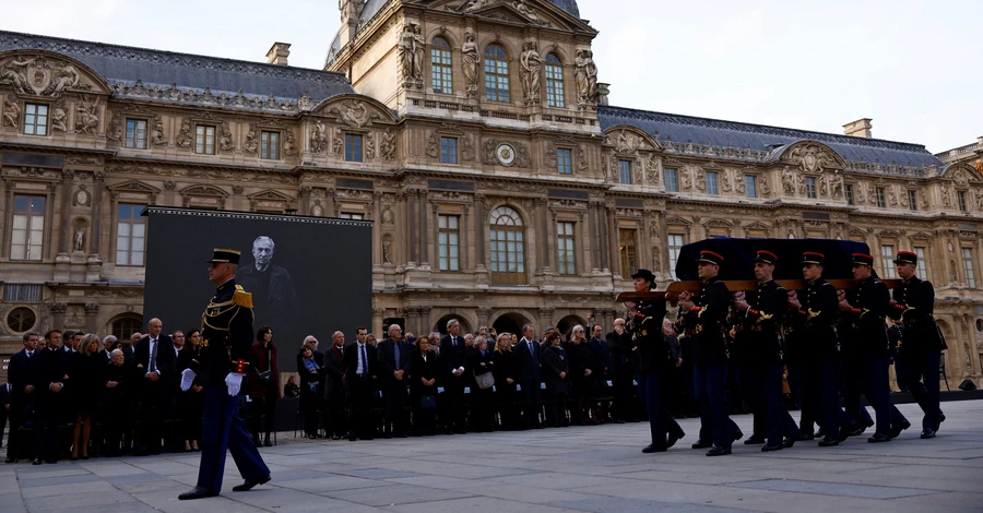 Макрон возглавил церемонию прощания с художником Пьером Сулажем у Лувра