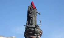 На памятник Екатерине II в Одессе надели колпак палача