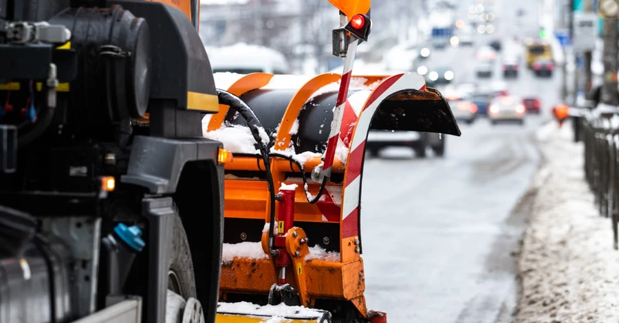 В Киеве начала дежурить снегоуборочная техника