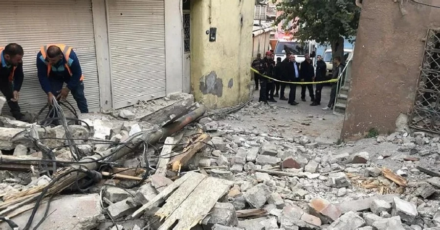 Землетрус у Туреччині: троє людей постраждали, вистрибнувши з вікон, впав мінарет
