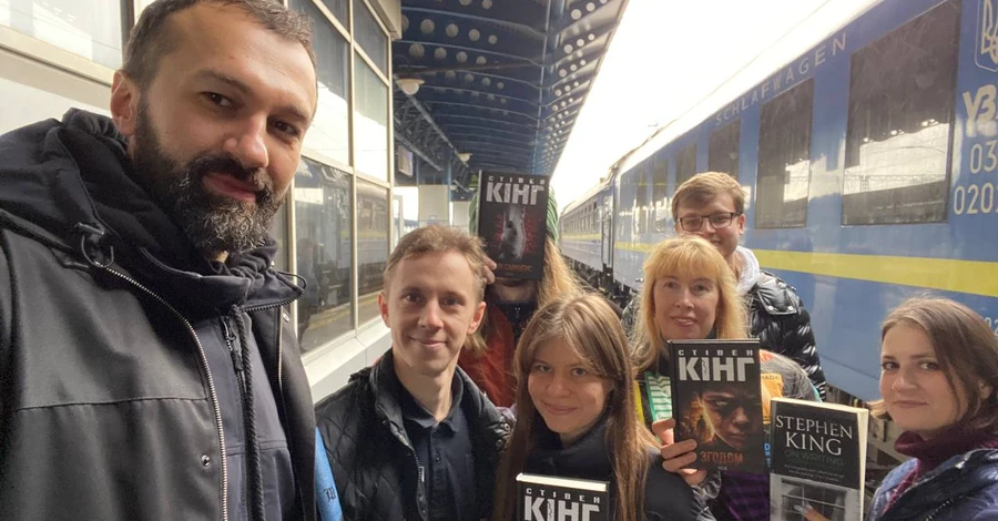 У Києві фанати Кінга зібралися на вокзалі через фейкову новину про його приїзд