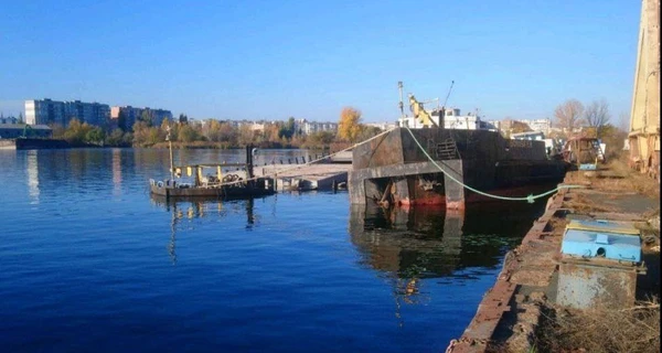 На Херсонщині росіяни підривають судна - Дніпру загрожує екологічна катастрофа