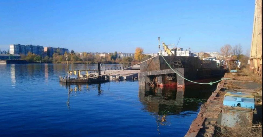 На Херсонщині росіяни підривають судна - Дніпру загрожує екологічна катастрофа