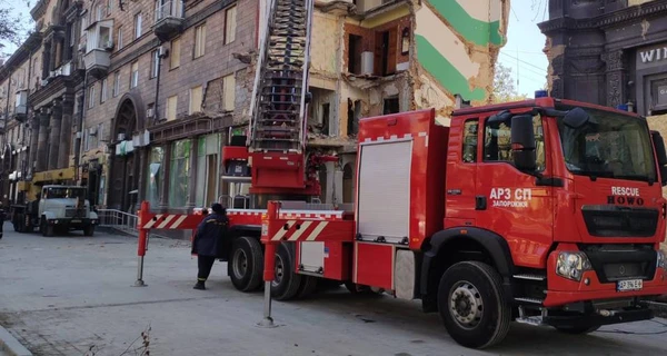 Росіяни вдарили по Запоріжжю, спалахнув житловий будинок