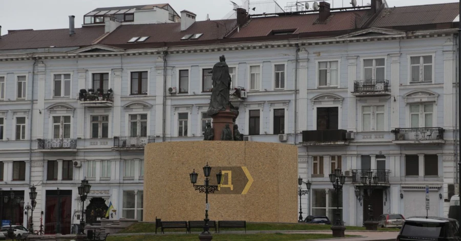 В Одессе памятник Екатерине II оградили забором 