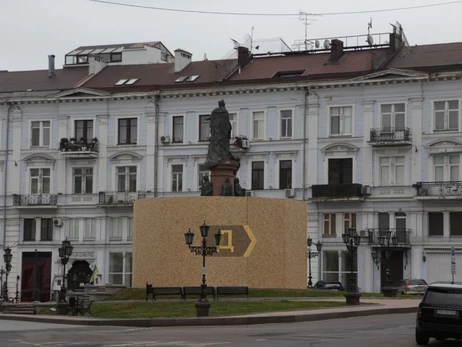 В Одессе памятник Екатерине II оградили забором 