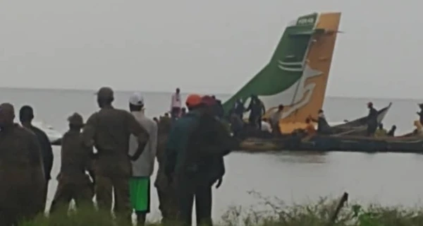 В Танзании самолет с 43 людьми на борту упал в озеро Виктория