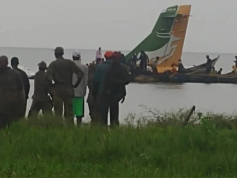 В Танзании самолет с 43 людьми на борту упал в озеро Виктория