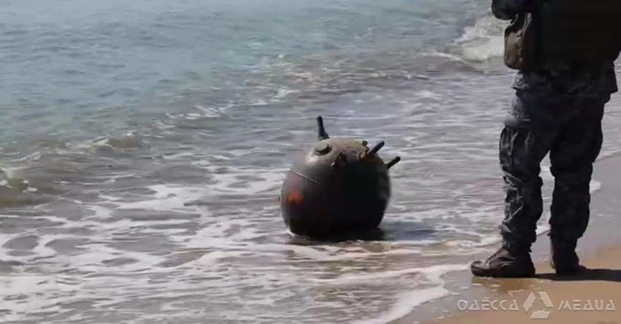 В Одессе взорвали мину, которую шторм вынес на пляж