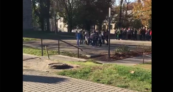 У Львові евакуюють дітей зі шкіл: шукають вибухівку