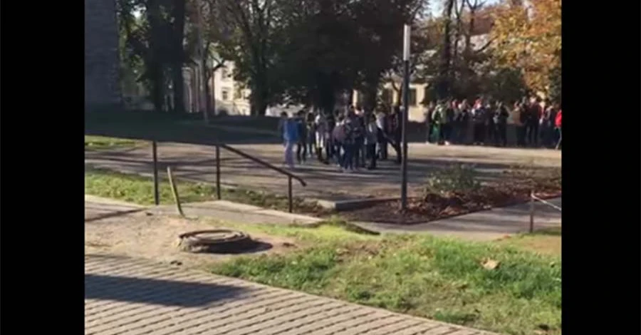 У Львові евакуюють дітей зі шкіл: шукають вибухівку
