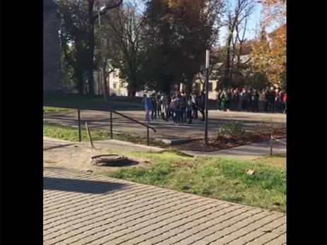 Во Львове эвакуируют детей из школ: ищут взрывчатку