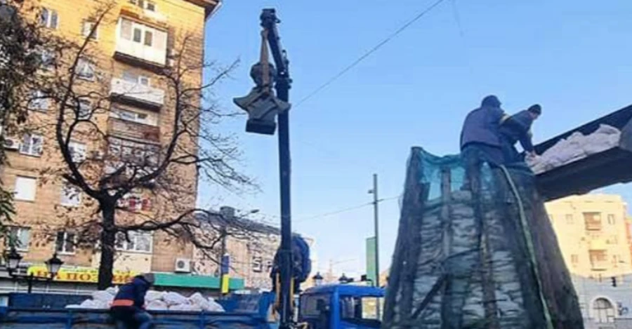 В Харькове демонтировали бюст Пушкину и отправили его на хранение